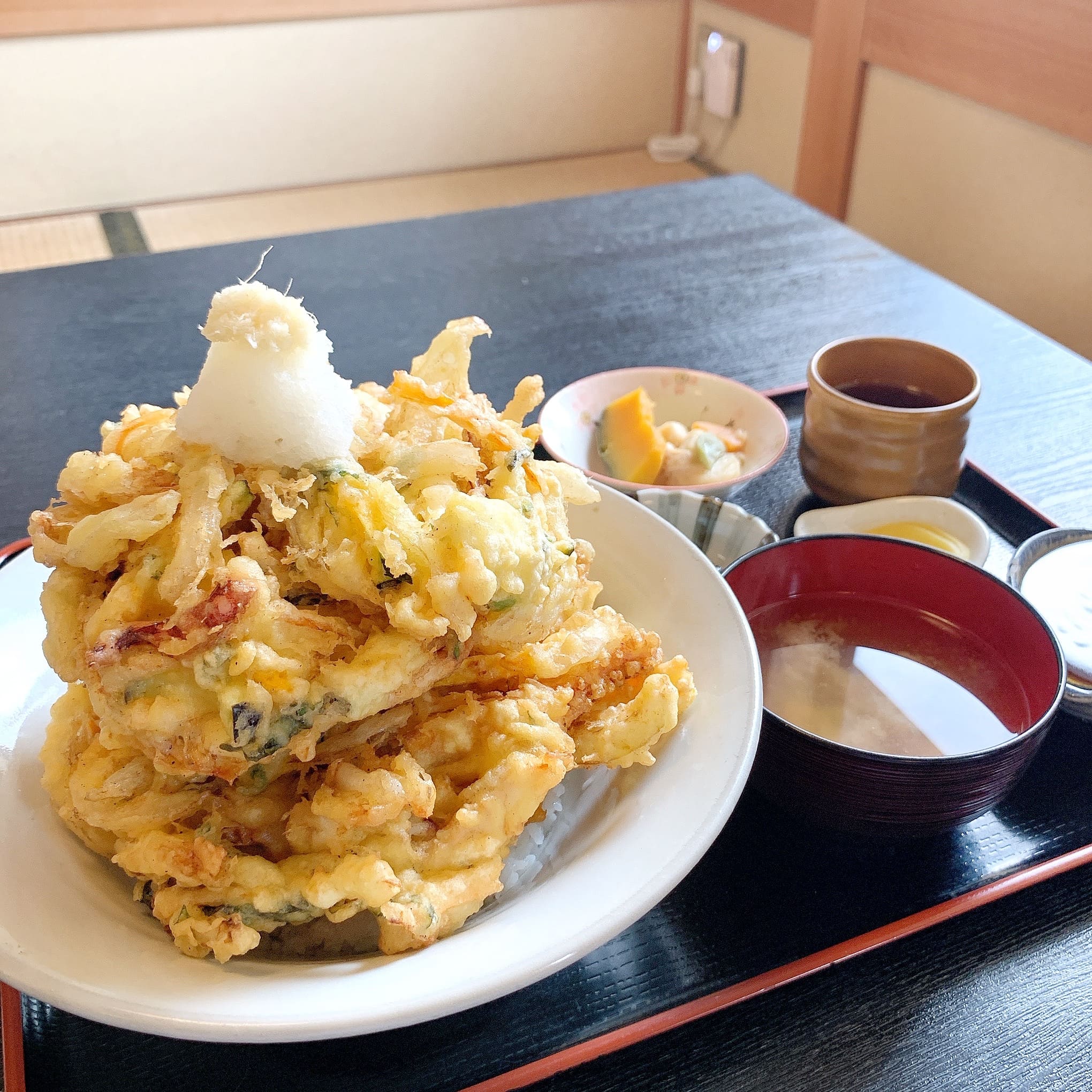 居酒屋さくら 白いかと夏野菜のかき揚げ丼